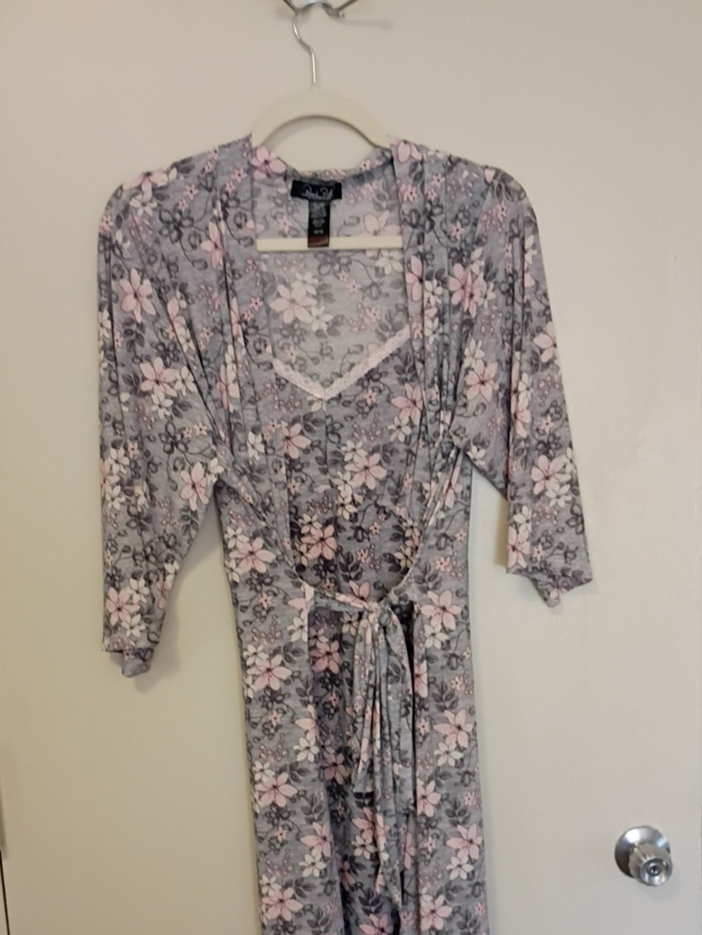 Floral Lace-Trim - Pink on Gray Gown And Robe Size X-large